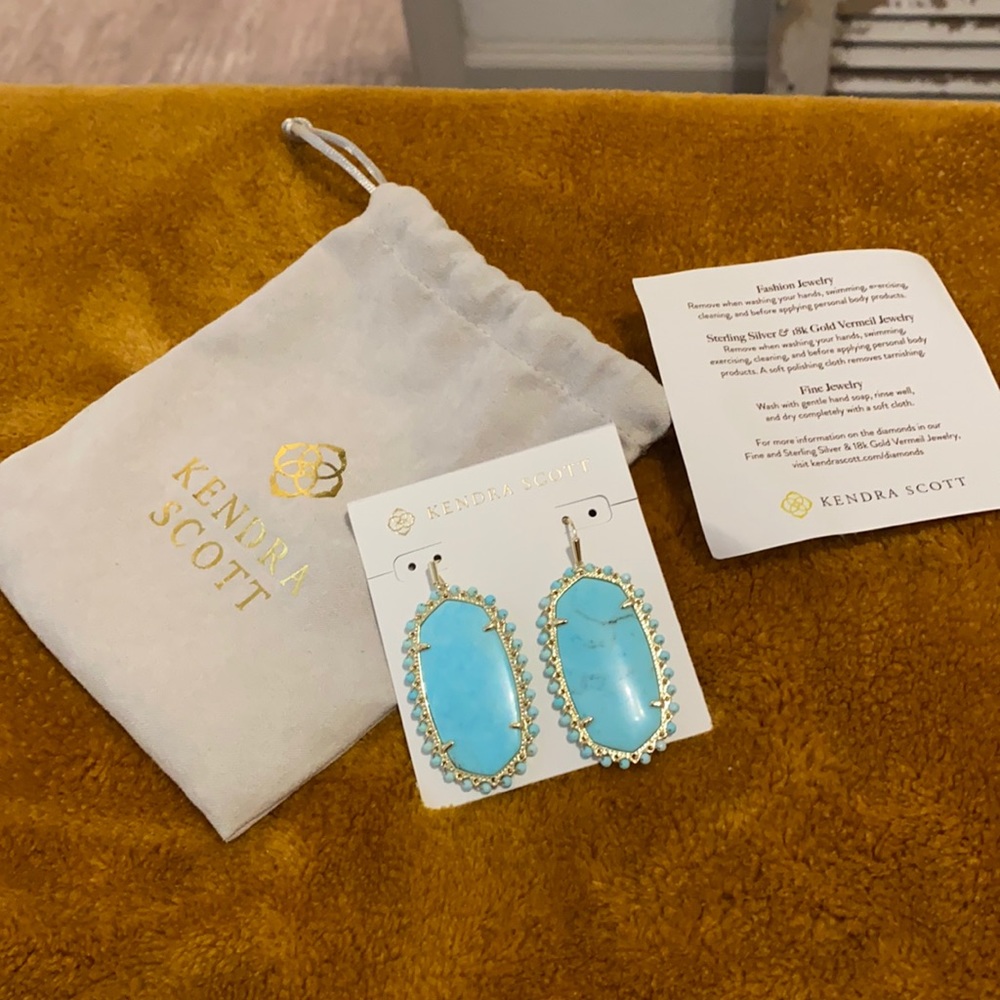 Never worn, brand new Kendra Scott drop earrings